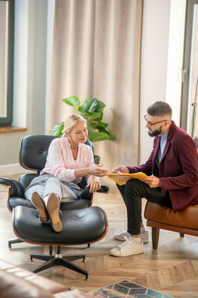 Bearded psychologist assisting woman with her anxiety
